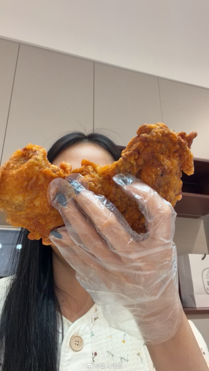 刚刚厦门地震了，我在吃大鸡排。特别明显的震感，我都差点要抓着鸡排跑出家门了。 