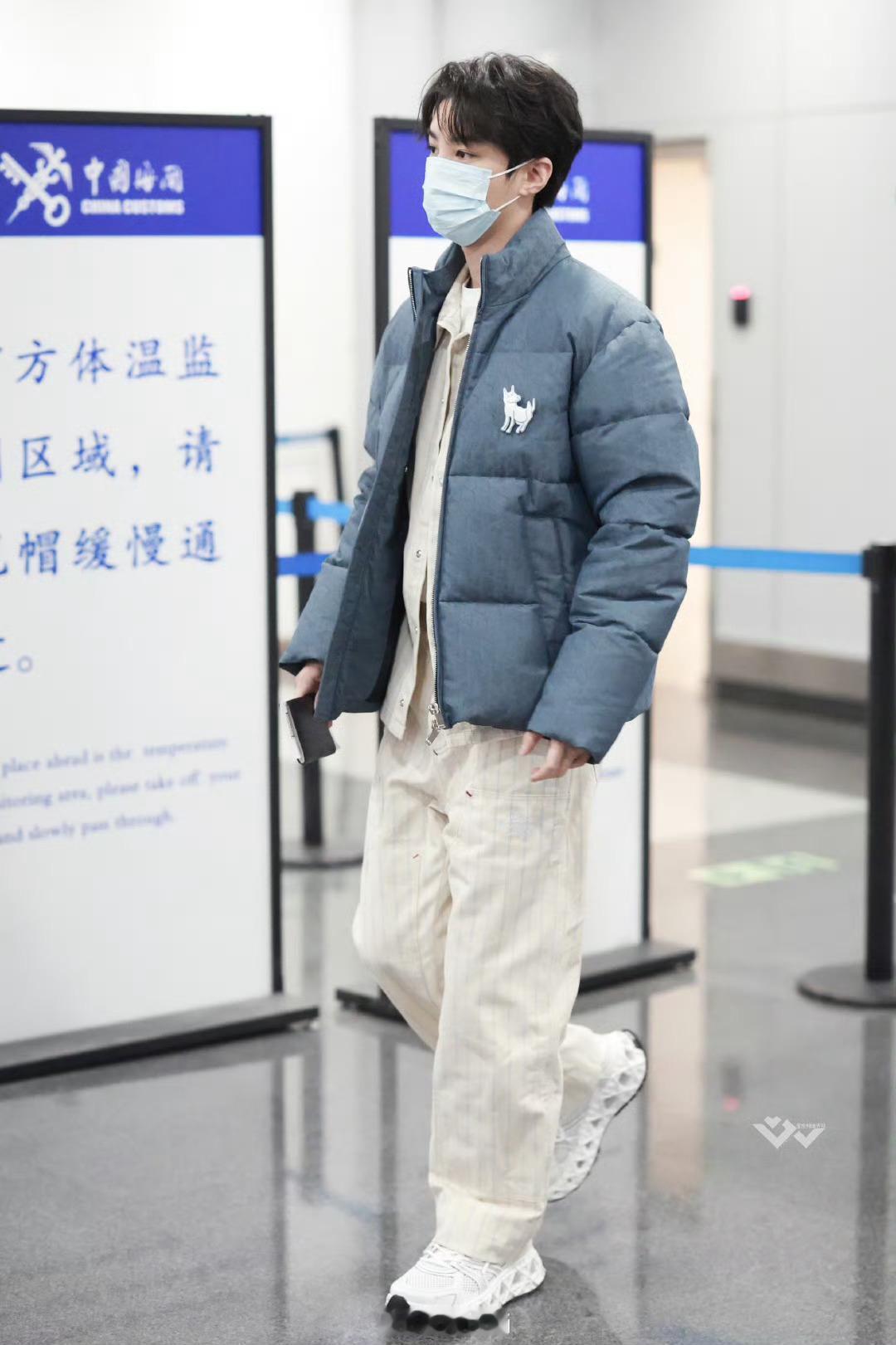 王俊凯身着全套Dior出发巴黎时装周[举手] 