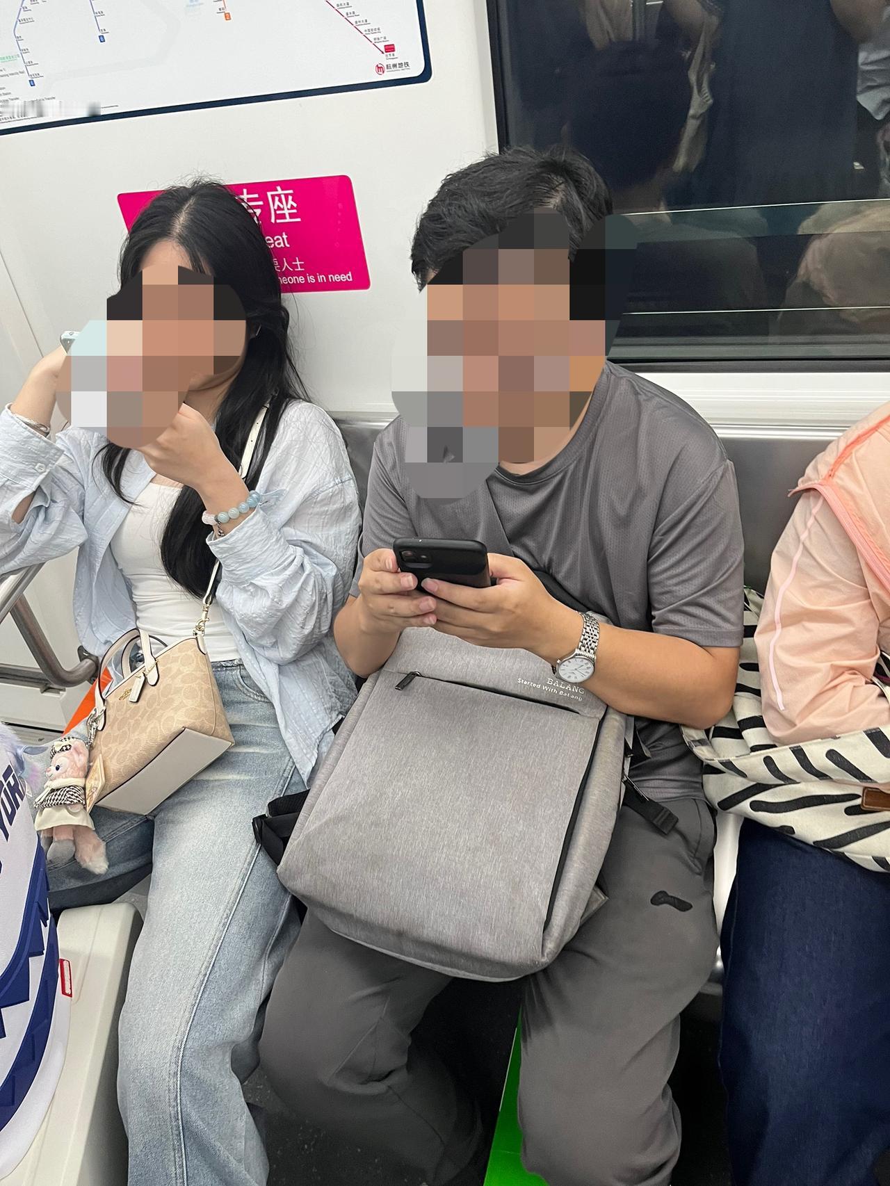 现在地铁上真的很多坐着爱心专座的年轻人，又不给需要的人让座的，把社会给需要人的福