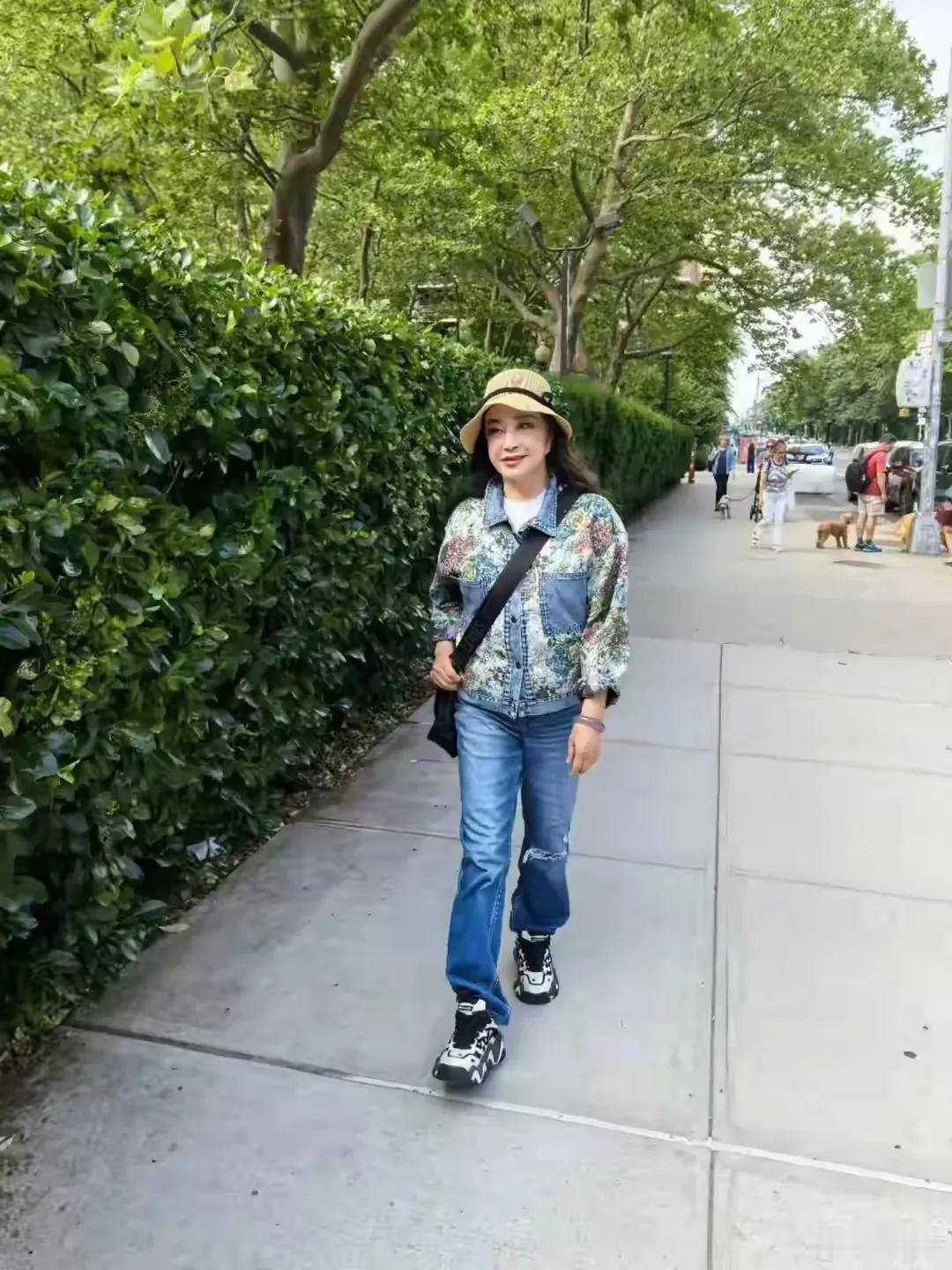 家人们，今天咱来聊聊刘晓庆！8月11日，她在微博分享了自己的人生观，那可是瞬间引