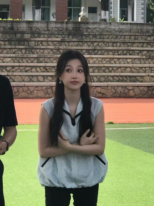 虞书欣林晚星上班look虞书欣教师OOTD 虞书欣林晚星上班look，好适合日常