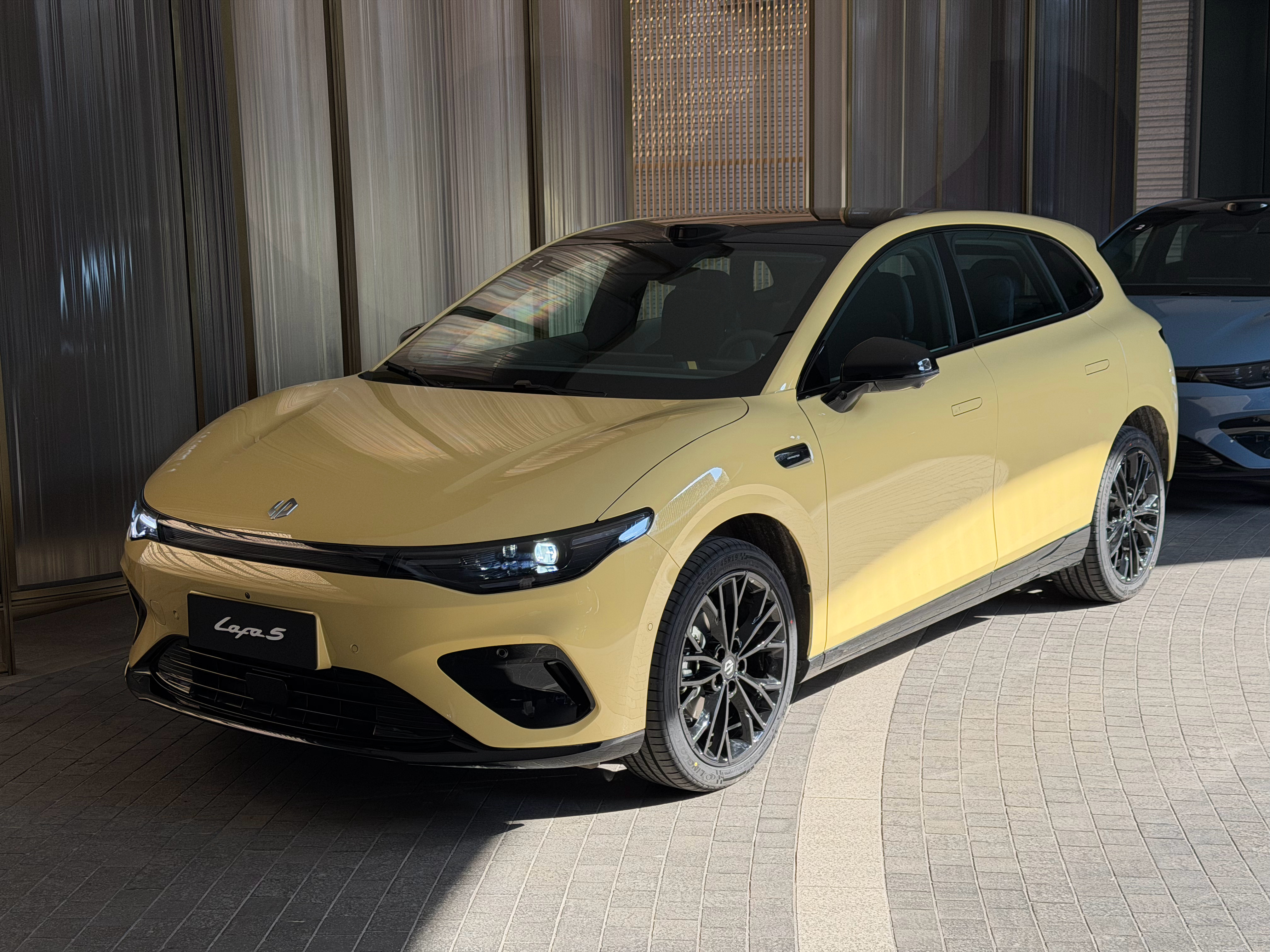 零跑Lafa5，后驱，掀背车，无框车门，物理遮阳帘，前225后235轮胎，19寸