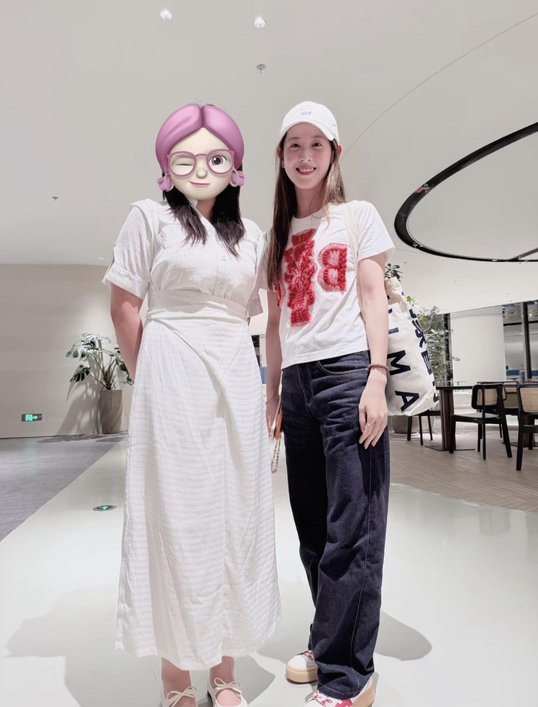 章泽天深圳咖啡店被偶遇，
白短袖，牛仔裤，
运动鞋，棒球帽，
时尚休闲，
简单大