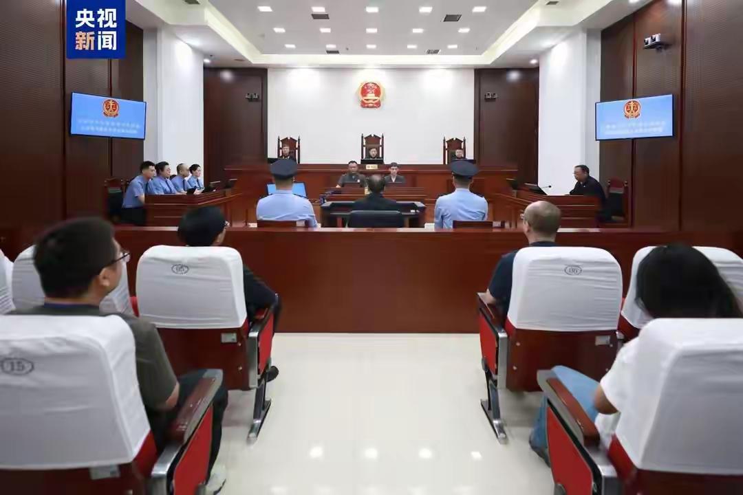 贪污受贿4319万元被判处有期徒刑14年，平均下来30万左右一年徒刑。这完全当了