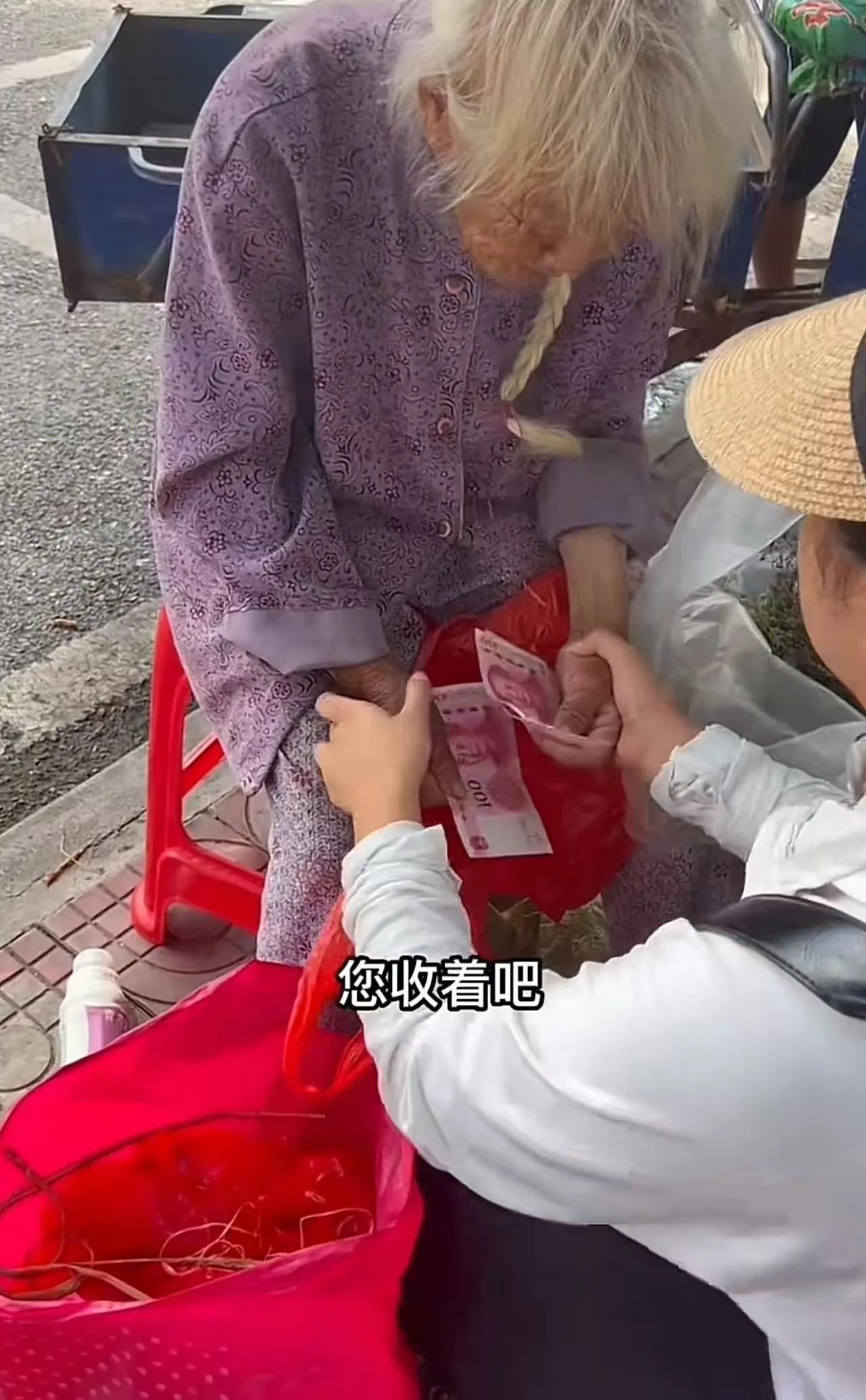 太心酸！91岁老奶奶摆摊卖草药，下午才赚10多块，中午竟舍不得吃饭……网友：希望