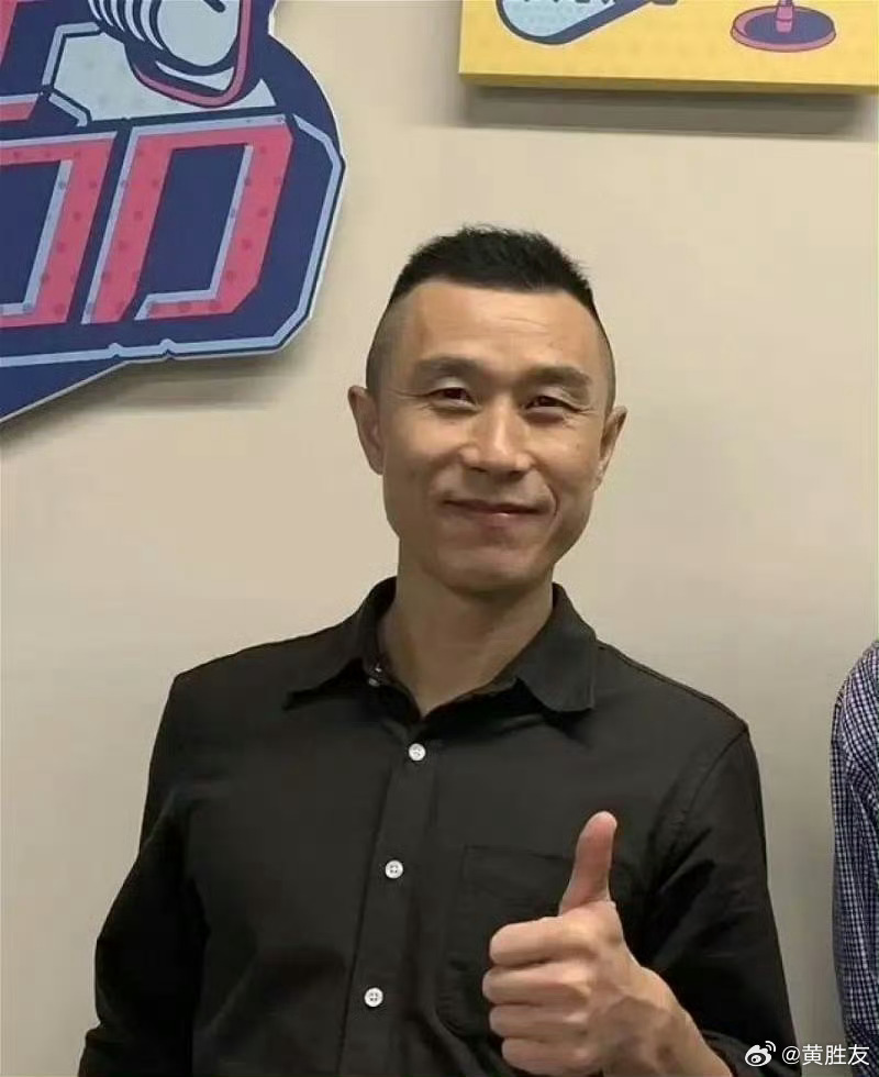 李延贺煽动分裂国家破坏国家统一看这面相，走狗汉奸模样。找个台湾的荡妇就忘记祖宗了