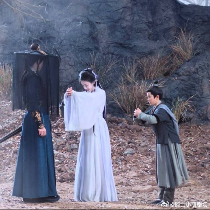 迪丽热巴陈飞宇演我套转迪丽热巴陈飞宇套转姐套转弟两人配合默契度拉满，动作节奏一气