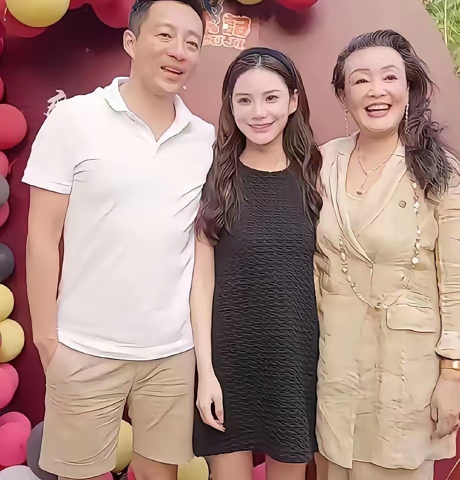 看着田朴珺和汪小菲的合影，我都替她尴尬——不知情的人，都分不清谁是汪太太！相比之