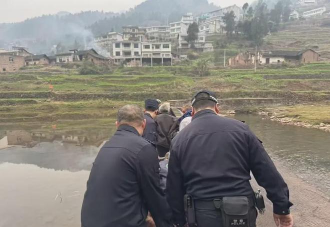 【仁怀一老人在深山摔伤，警民联手紧急救援！】九仓派出所接到辖区群众报警：在九仓镇