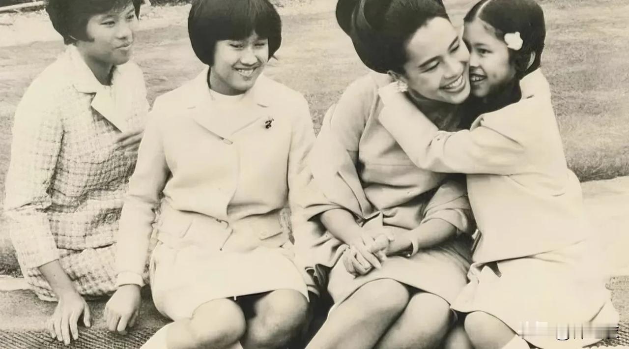 不论那些未经证实的八卦，只是单从诗丽吉和孩子们从小到大的各种照片和影片来看。
