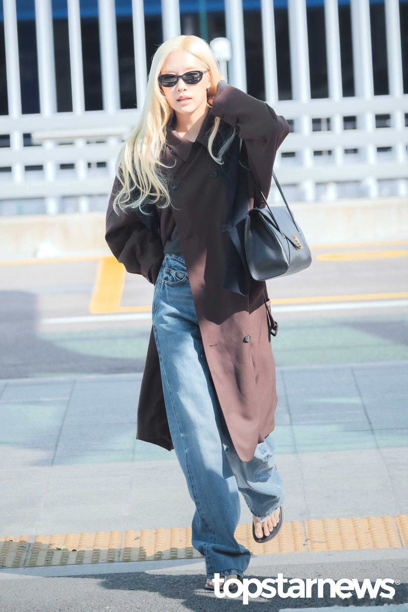 ROSÉ 朴彩英 × Saint Laurent 2027春夏大秀穿着人字拖出发