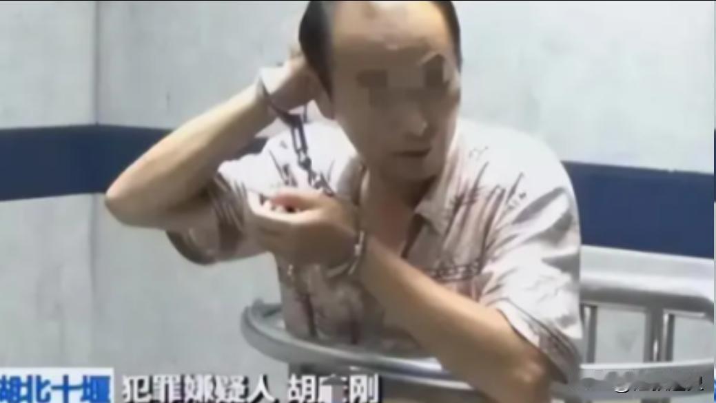 一场普通的欠薪纠纷，最后变成法院里的持刀伤人案。2015年湖北十堰，43岁的务工