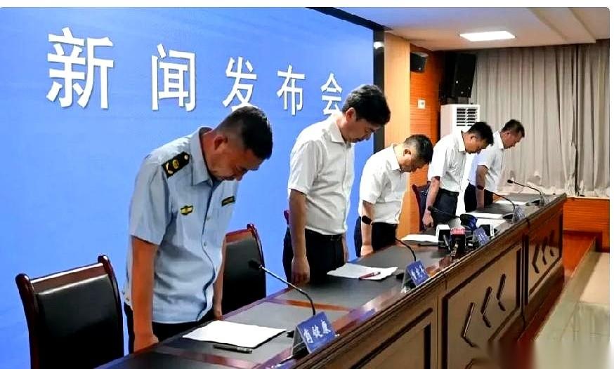 刚考上公务员，名牌大学毕业，大好的人生才刚按了个回车键。
结果呢？
为了去劝几个