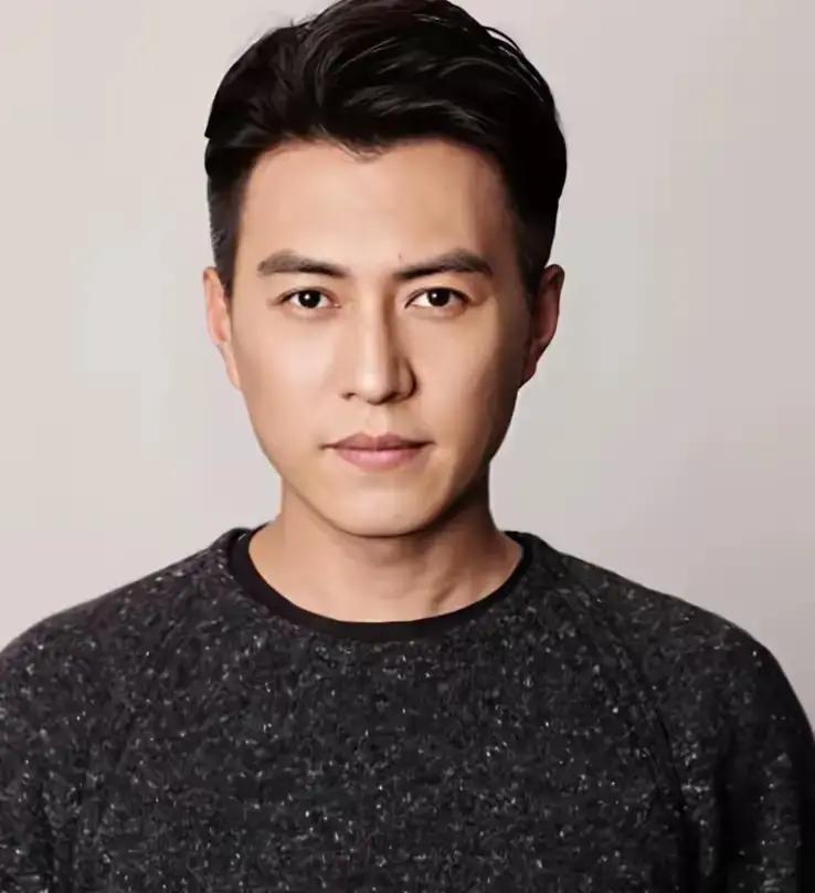 李佳26岁拿东京影后，说退就退，没把奖杯当枷锁。
 
靳东台前大红大紫，回家照样