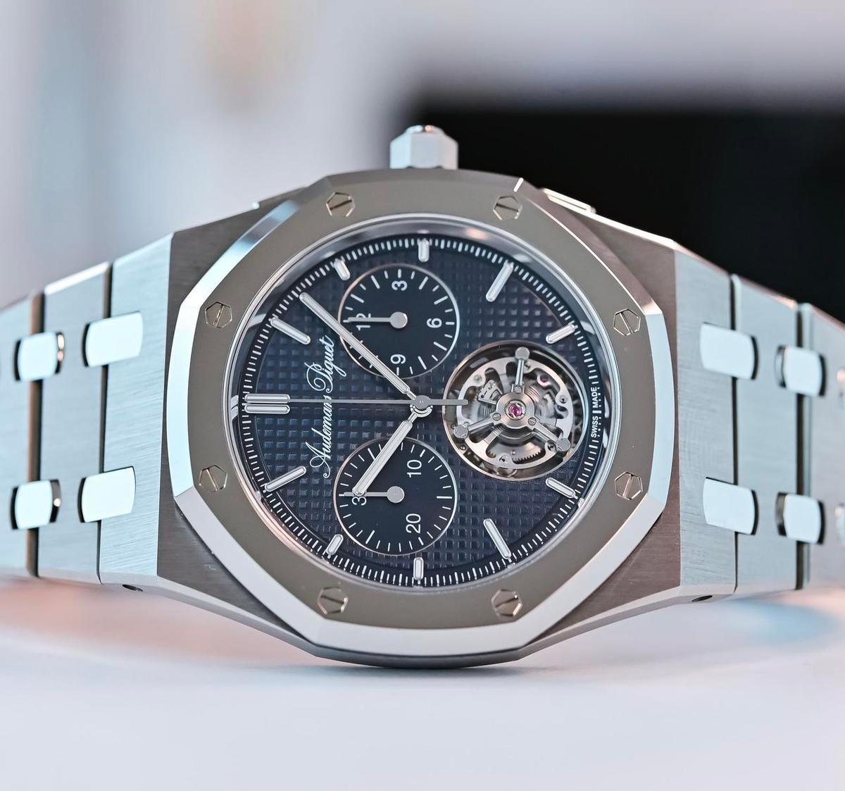 爱彼RD5，还没到手，价格先翻倍。
70万瑞郎，空箱也能拍，买家还得亲自去瑞士表