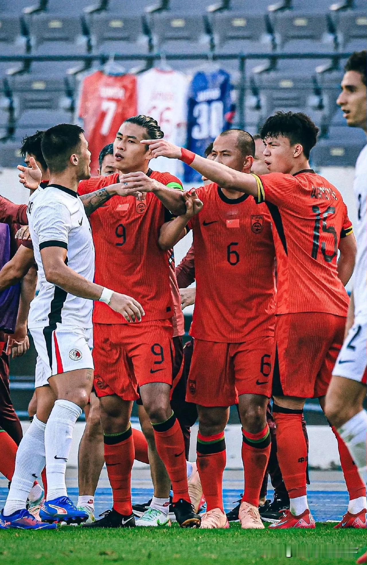 国足真是脸都不要了，踢个香港队最后居然去角球边护球拖延时间。[捂脸]
这场才是名