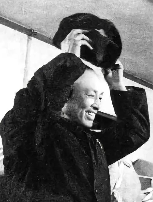 1975年， 周养浩 被特赦，重获自由后，国家允许他去任何地方，周养浩提出：“我