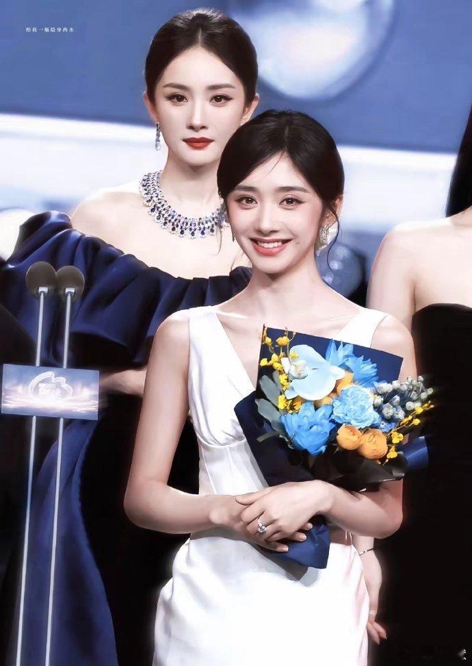 杨幂王影璐除了眼神不一样，其实五官真的很相似。 