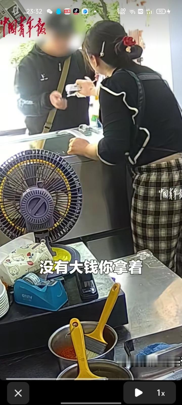 4月29日，阜阳市颍上县。老板娘刚营业时遇到一位顾客，问炸鸡能不能便宜一块钱。等