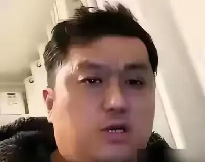 李宏烨把博士论文搬上台，观众却想退票。
2018年《相声有新人》现场，他拿公式说