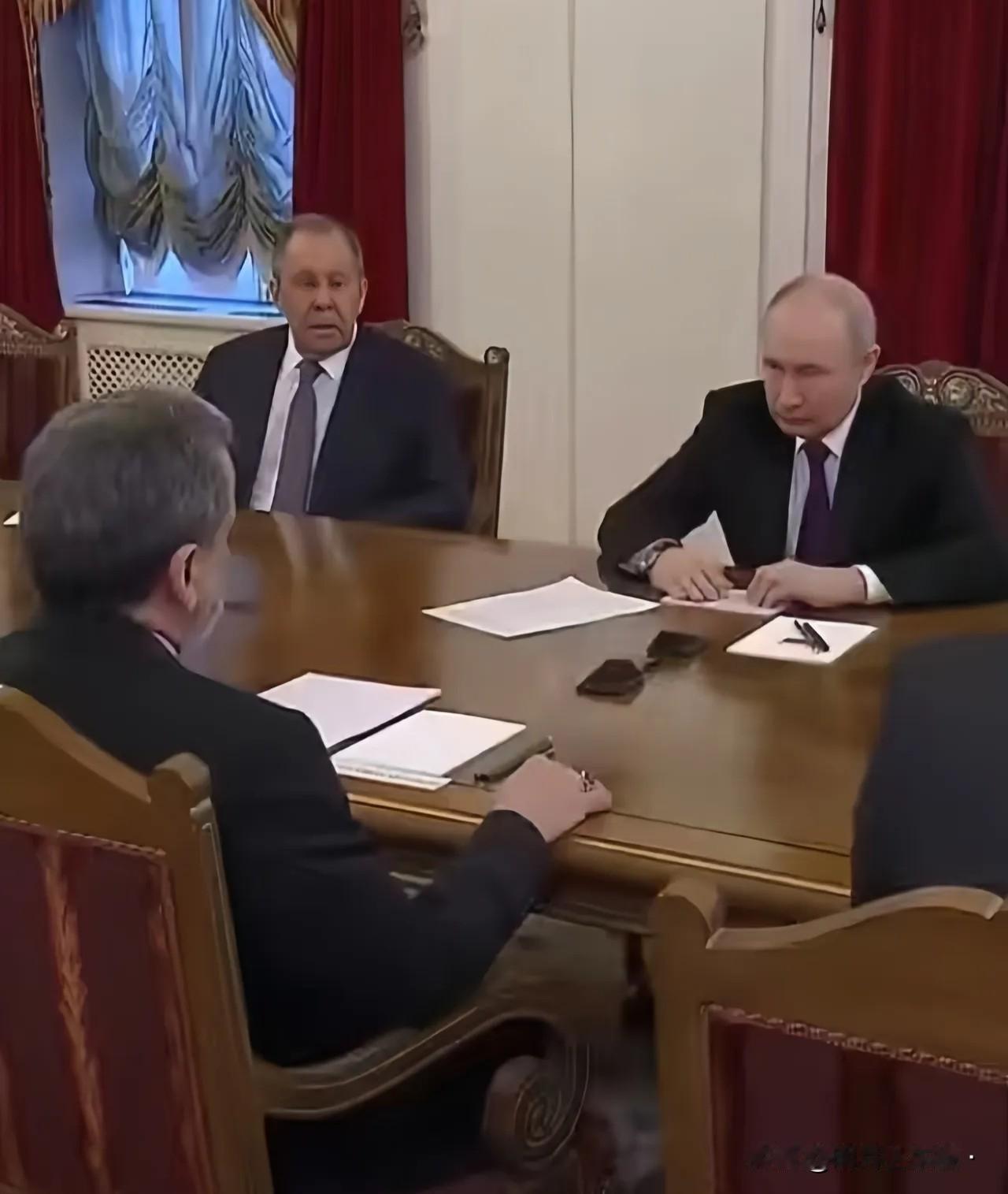 不是普京有多仗义，是伊朗这次打出了统战价值。

伊朗外长这次访问俄罗斯，可谓是收