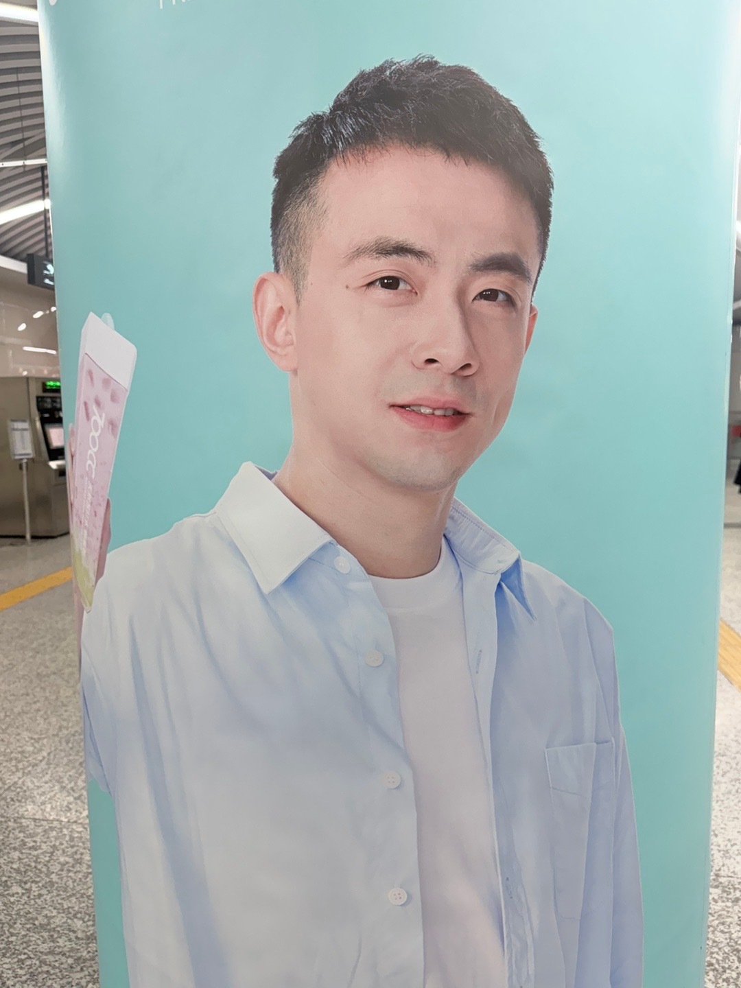 地铁站里全是赵继伟的广告，700cc卖的也没那么好啊，老板挺舍得给他砸钱哪