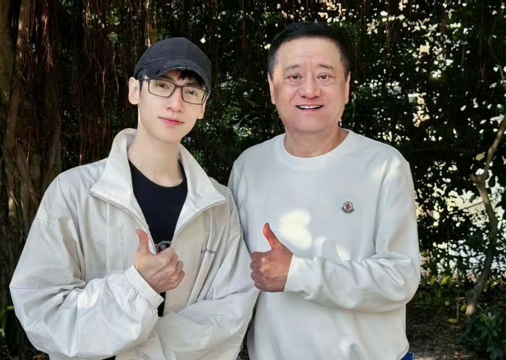 想起罗云熙前几天去上三天课就想笑。

前两天11月中旬的时候，深圳有一个对于演员