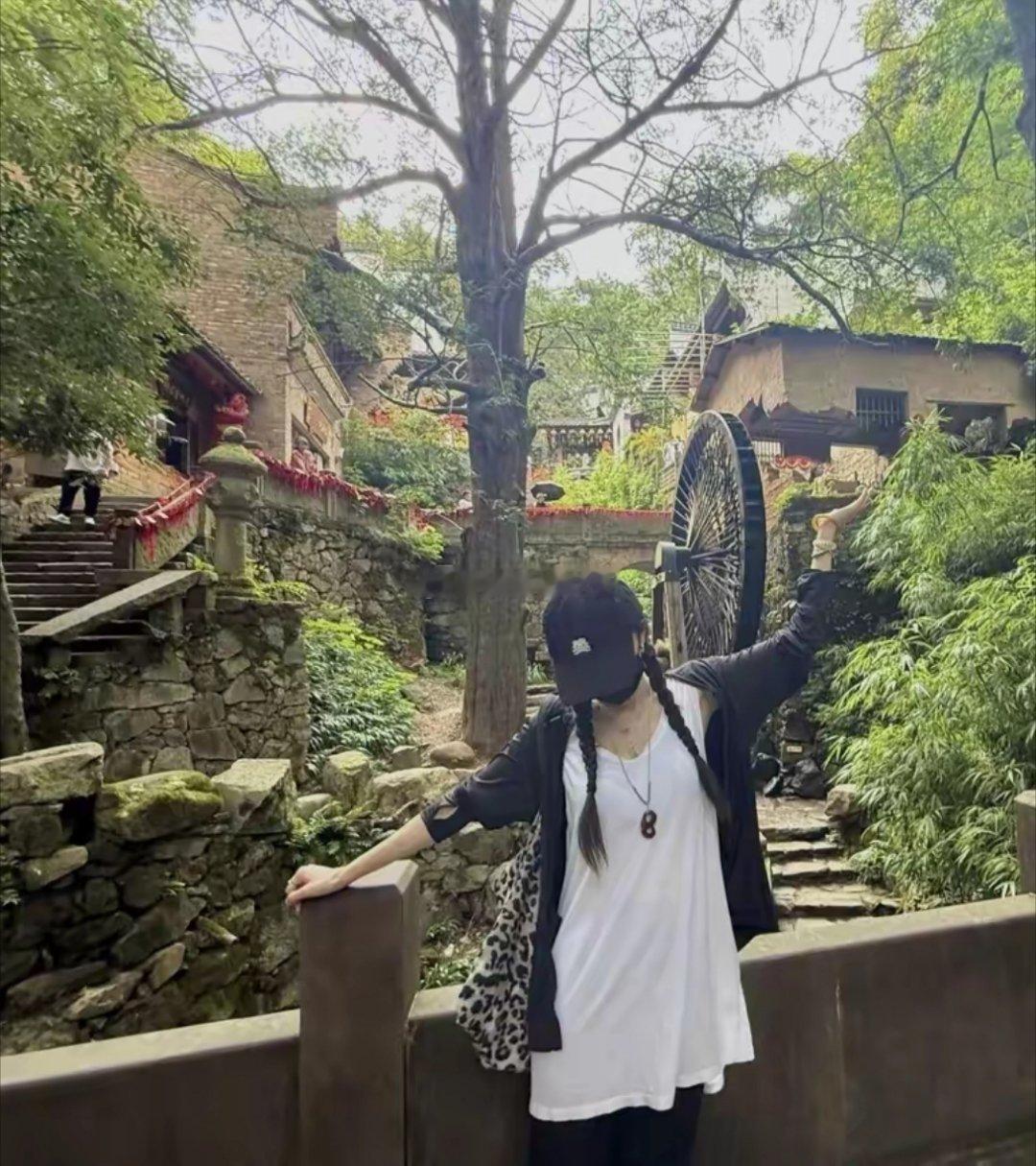 杨幂分享旅游美照，双麻花辫少女感溢出屏幕，身材比例简直了！！！ ​​​