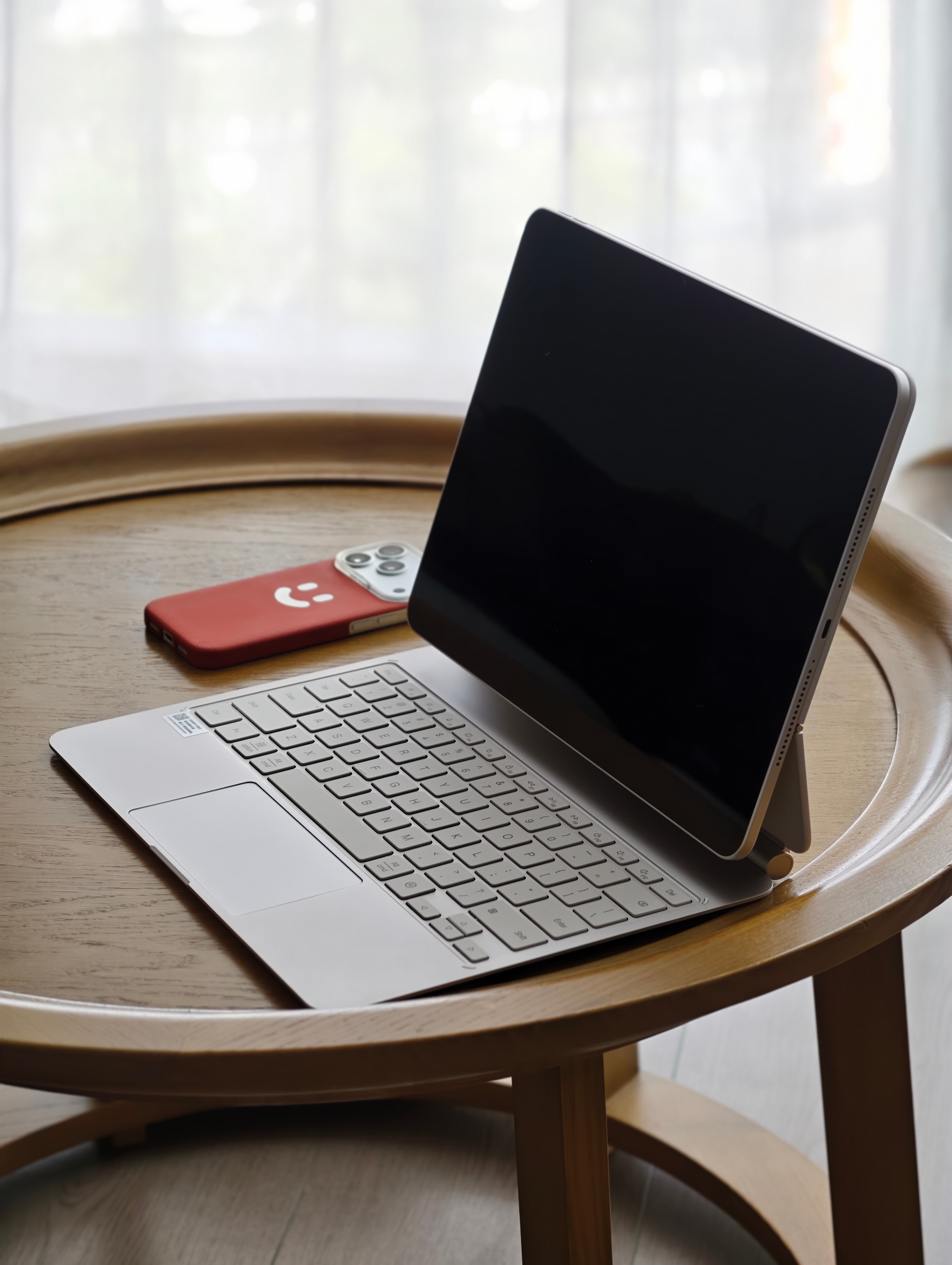 这次出门我都没拿MacBook，就拿了个 OPPO Pad 5 Pro 。出门轻