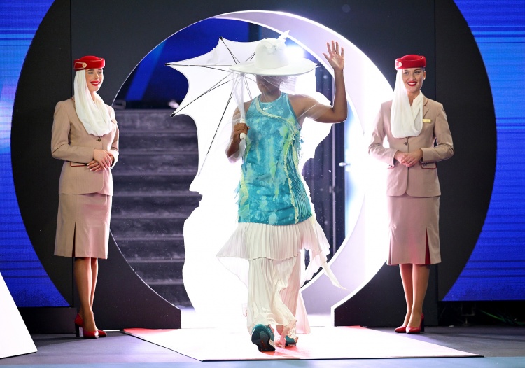 造型清奇!大坂直美澳网登场，头戴遮阳帽+超长白纱，拿白伞穿长裤