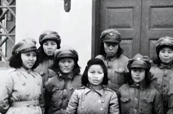 1942年，7名女译电员被日军包围，兽性大发的鬼子见她们年轻貌美，正要上前侮辱。