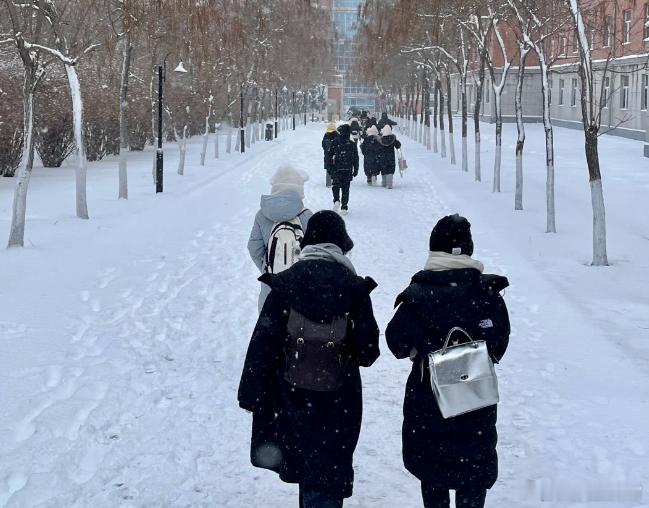 全国降温，唯品会羽绒服卖爆的背后，印证了一个消费转向。越来越多的人开始意识到，羽