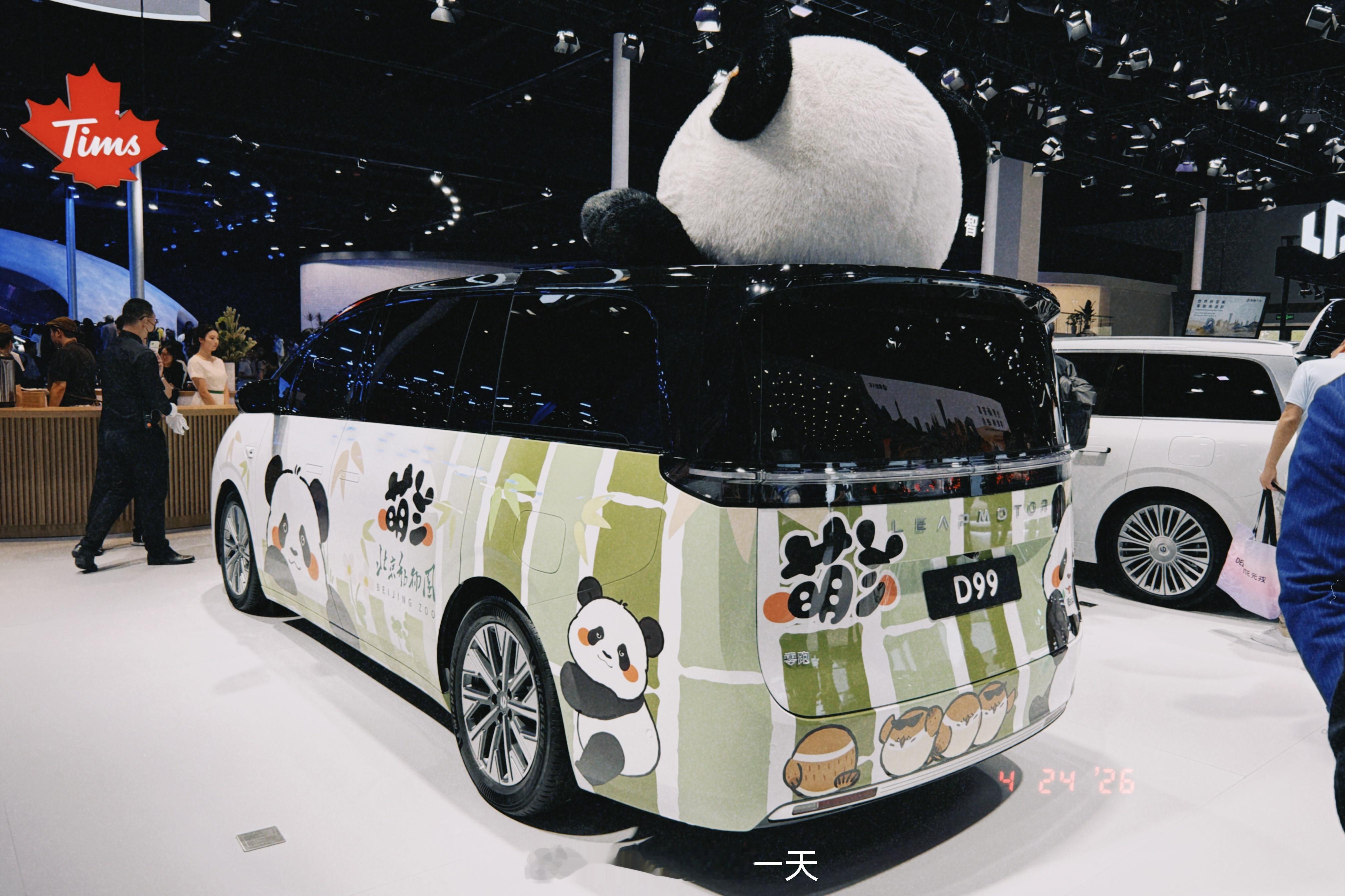 在北京车展零跑展台上未上市的旗舰MPV D99联名熊猫萌兰涂装车，由小吕的工作室