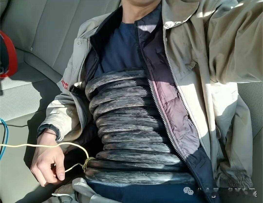 男子因自己的一时贪念，贪图小便宜，把自己的正经工作给弄丢了，得不偿失啊。男的在厂