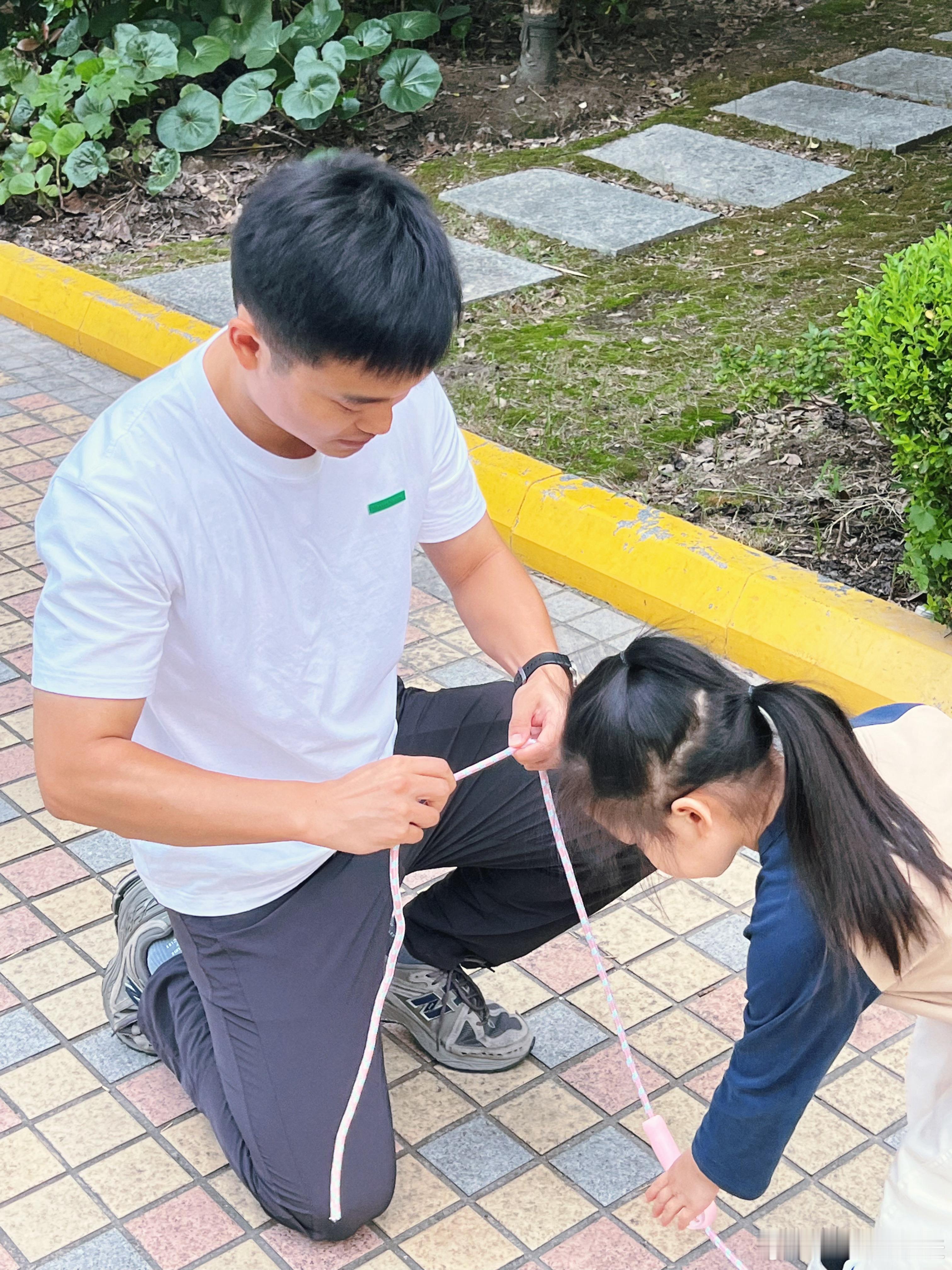 #咕噜上学记# 开始学跳绳了。其实也可以找个跳绳培训班，但咕噜没啥时间了。就虎姐