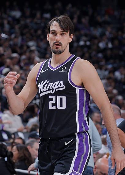 公牛阵容已经满员，需要裁掉或者交易一名球员才能容纳萨里奇。

更新：公牛裁掉了后