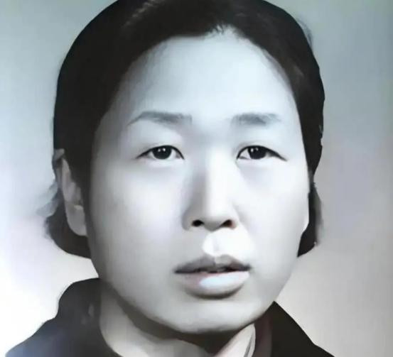 她被中央免去职务，收拾好办公桌上的私人物品，交出钥匙，坐上了开往长辛店的班车，重