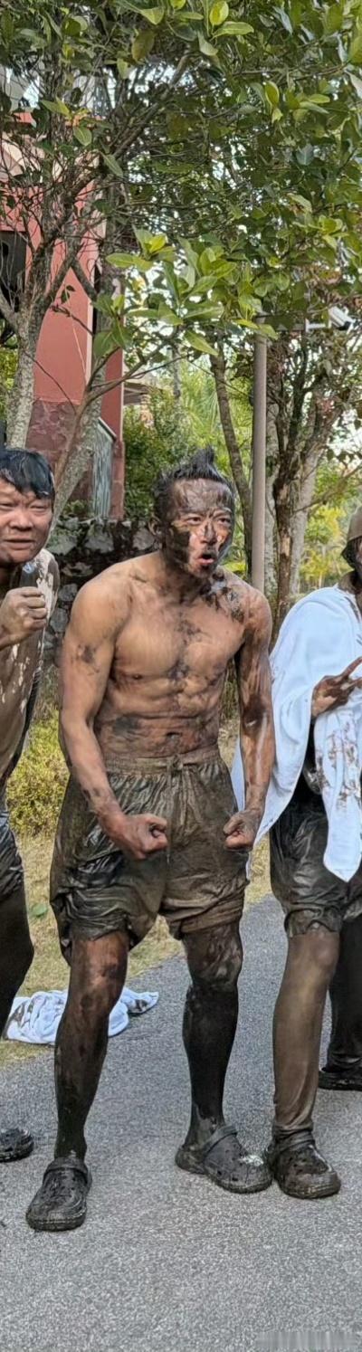 邓超梦回拉布拉卡邓超黑皮艺术生 邓超现在每天不抹黑泥不舒服，说这是艺术生的小众爱