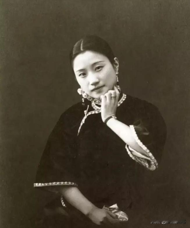 一代才女竟然落得如此结局！1965年，陆小曼在医院去世，享年62岁。得知这一噩耗