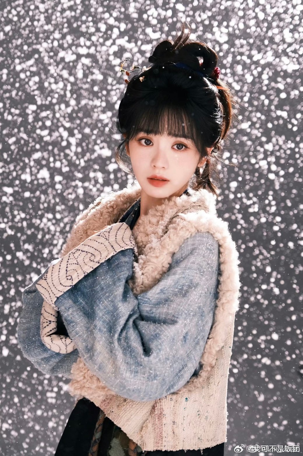 田曦薇田曦薇的第一个神级镜头被《逐玉》这个掀帘镜头美到失语！田曦薇一抬眼氛围感拉