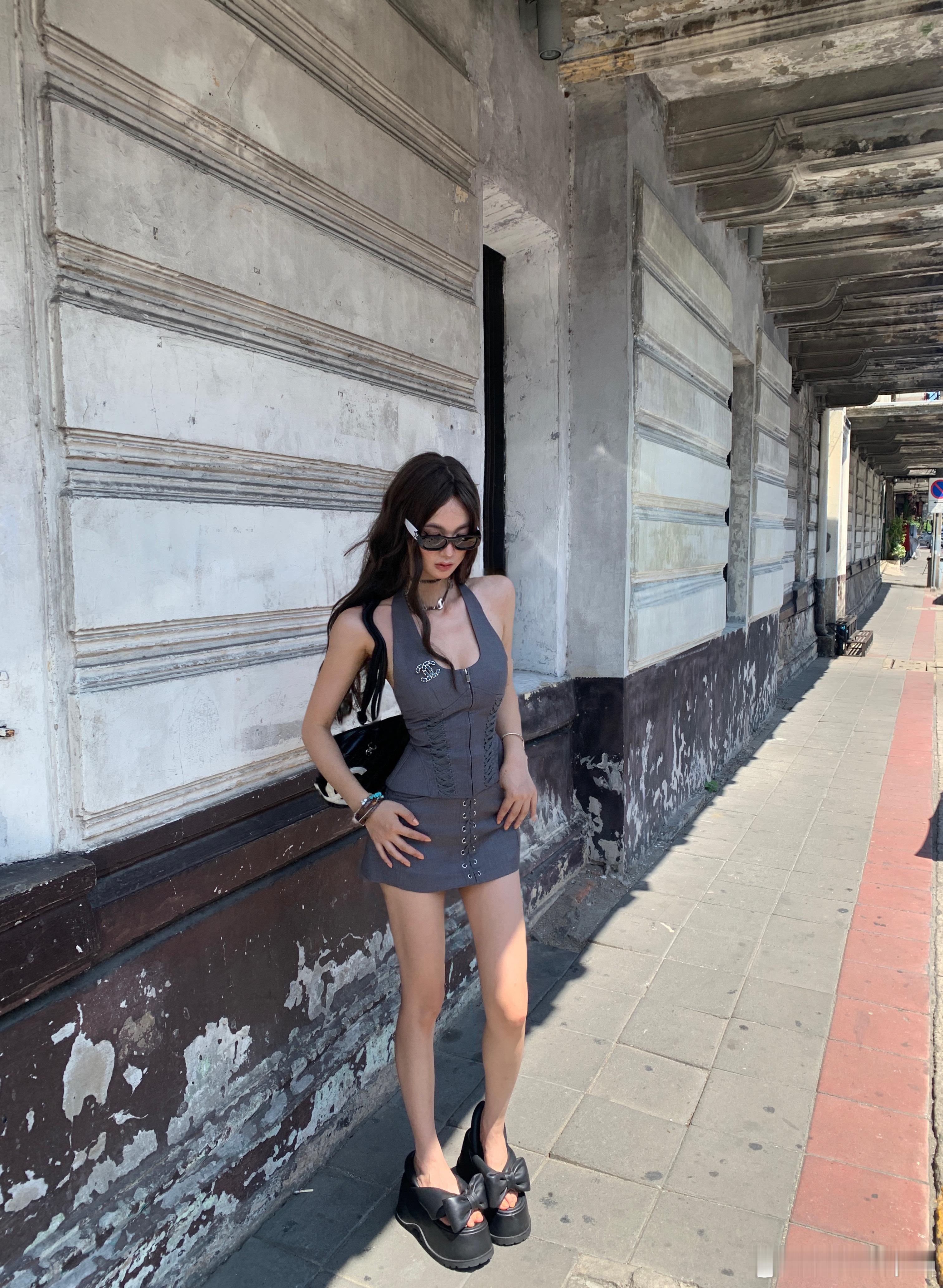 🔥💃🏻Jennie挂脖马甲腰线尽显，半裙辣出千金叛逆感。Jennie同款冲
