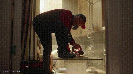 看到师傅把管线走得整整齐齐，我这个强迫症表示极度舒适。想起上次装热水器，管子弯得
