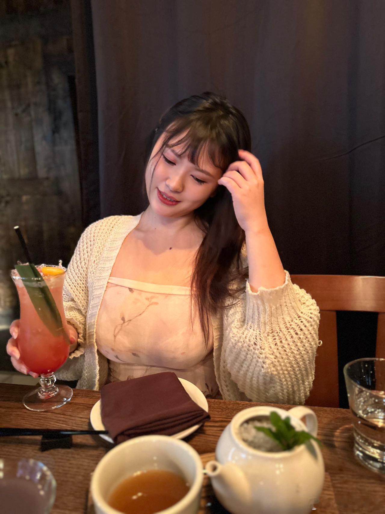 氛围感小酒馆 心伦敦东南亚菜系这家小酒馆是朋友安利给我的他们家全是一小碟的菜品包