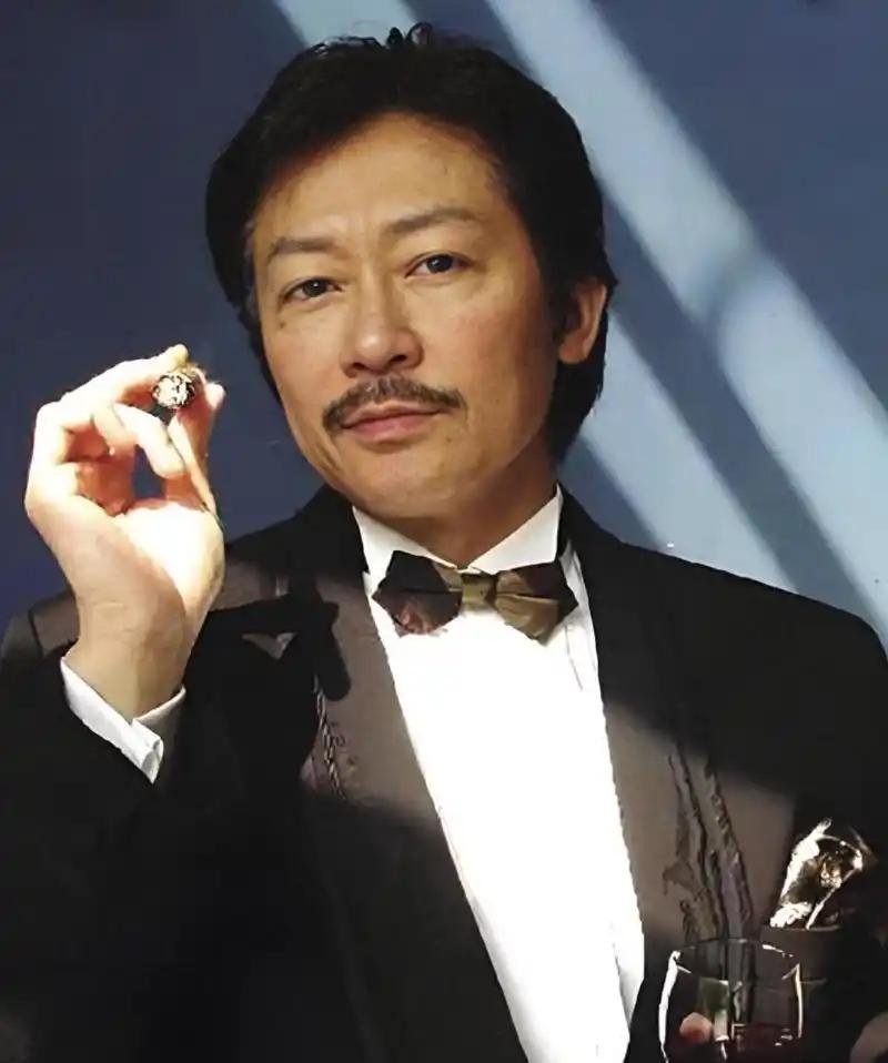 他是香港最后一位全才, 女儿坠楼身亡，自己癌症缠身, 人生苦难但依旧成为传奇。