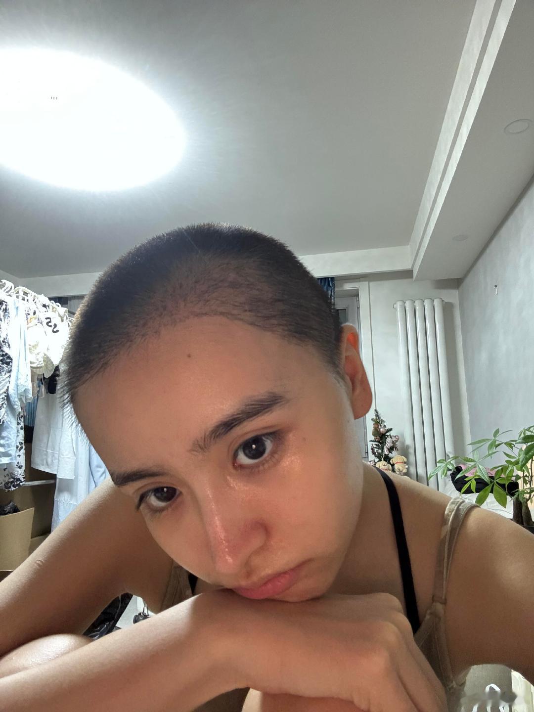 金子涵成为素食者金子涵晒自拍并称成为素食者的第三天，肉还是很重要的。金子涵寸头自