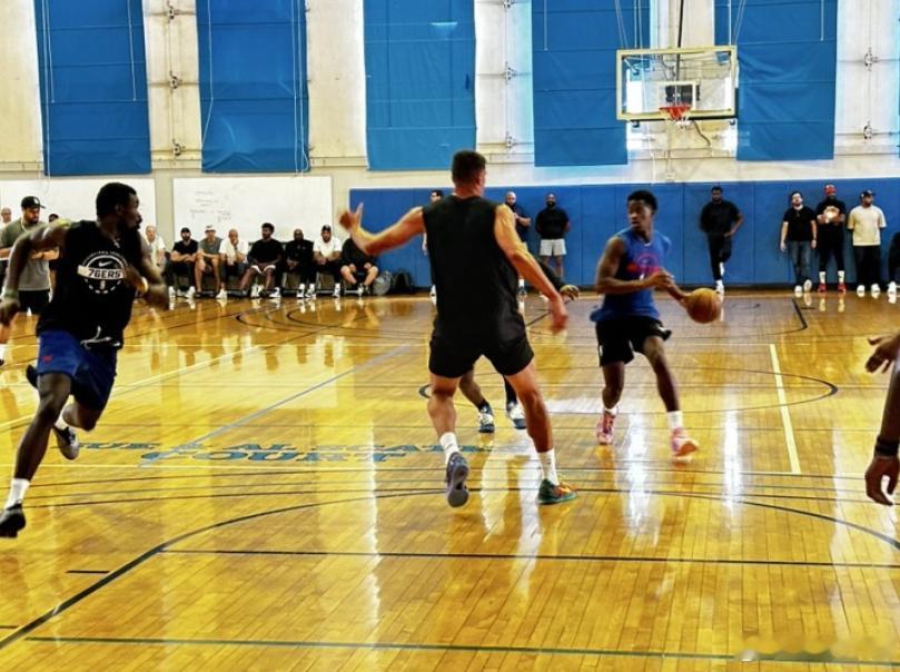 据ESPN记者Dave McMenamin报道，76人助教里科·海恩斯在UCLA