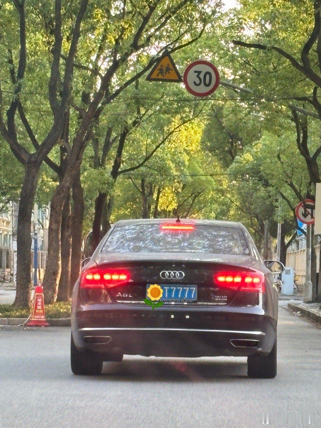 路上遇到了超顺的车牌号，T7777这种连号难选吗，是加💰的嘛，有人知道要加多少