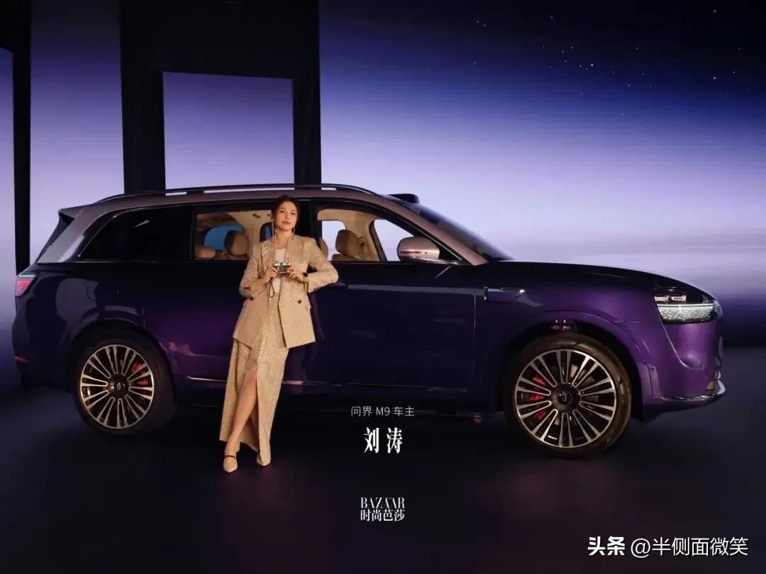 当春晚舞台上“手到福来”的祝福随着问界M9的灯光车阵点亮除夕夜空，远在千里之外的