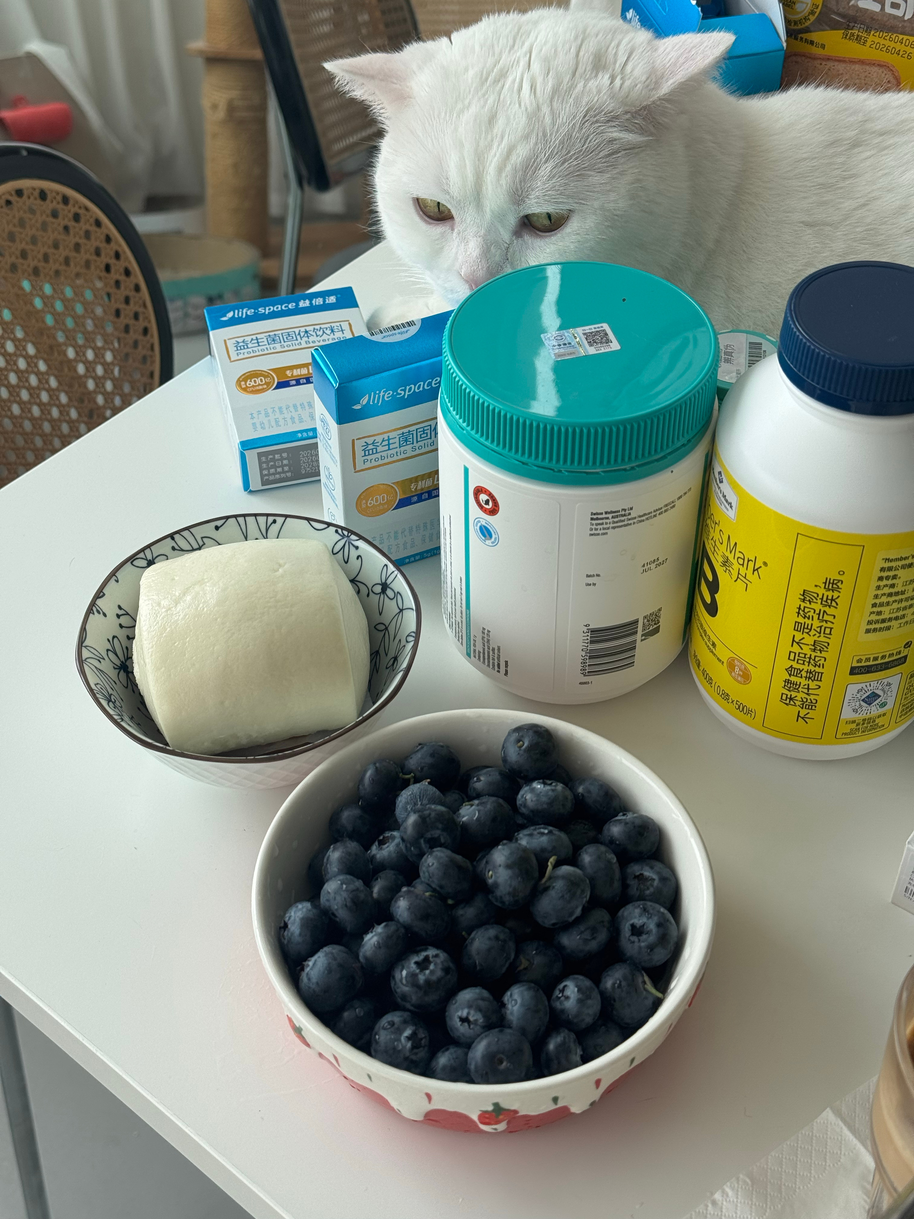 今年蓝莓价格越来越便宜了，这么大一颗的26块钱一斤，味道酸酸甜甜的也还可以接受，