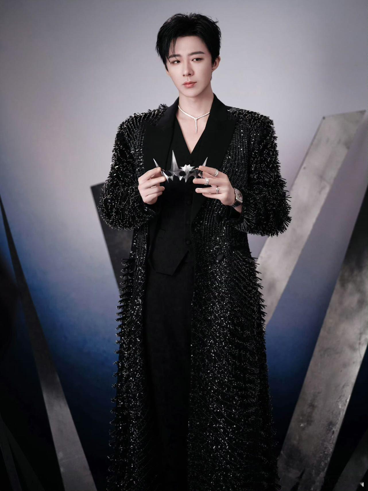 刘宇宁出席微博视界大会，穿了一套Rahul Mishra 2024秋冬高级定制系